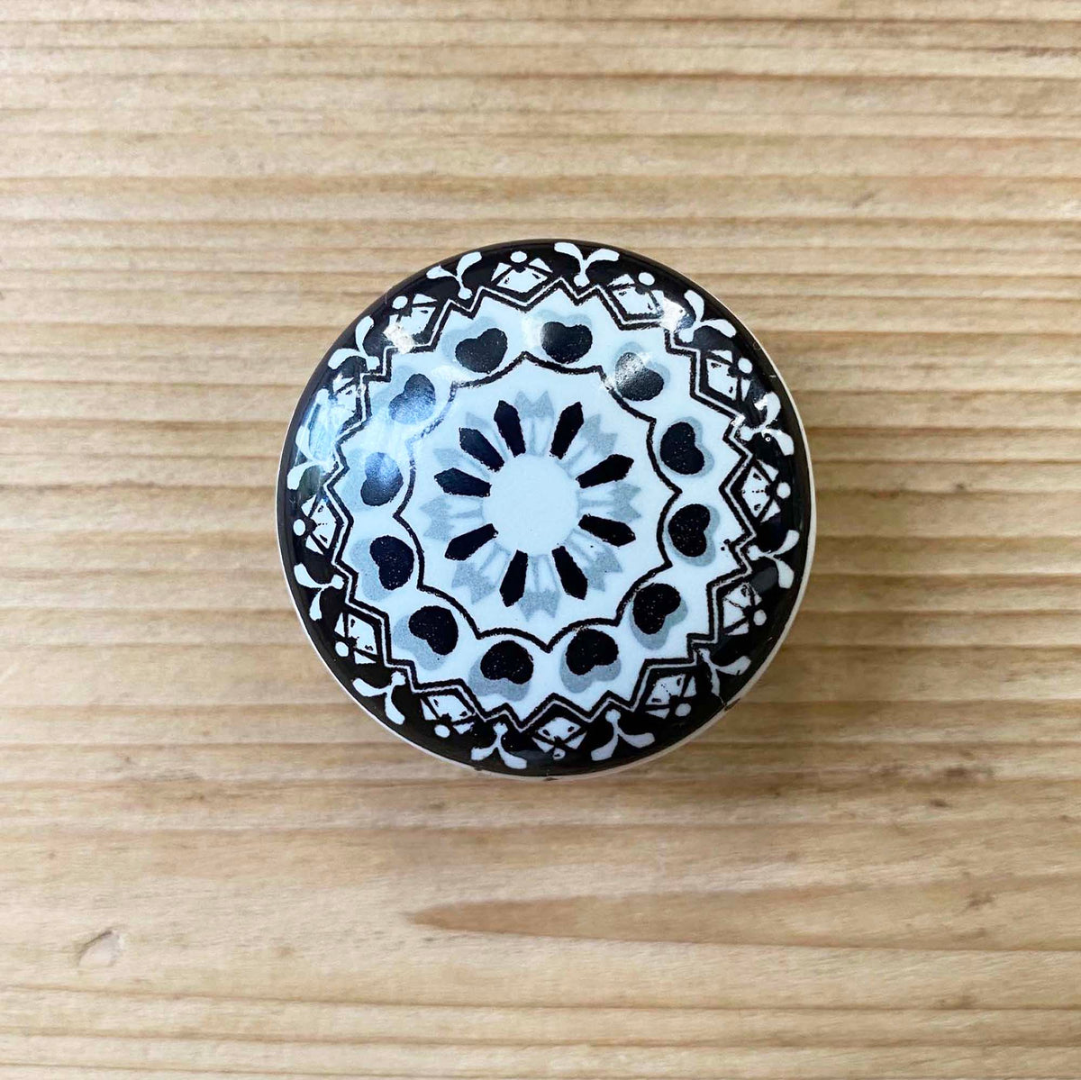 Black & White Ceramic B Knob - 4cm