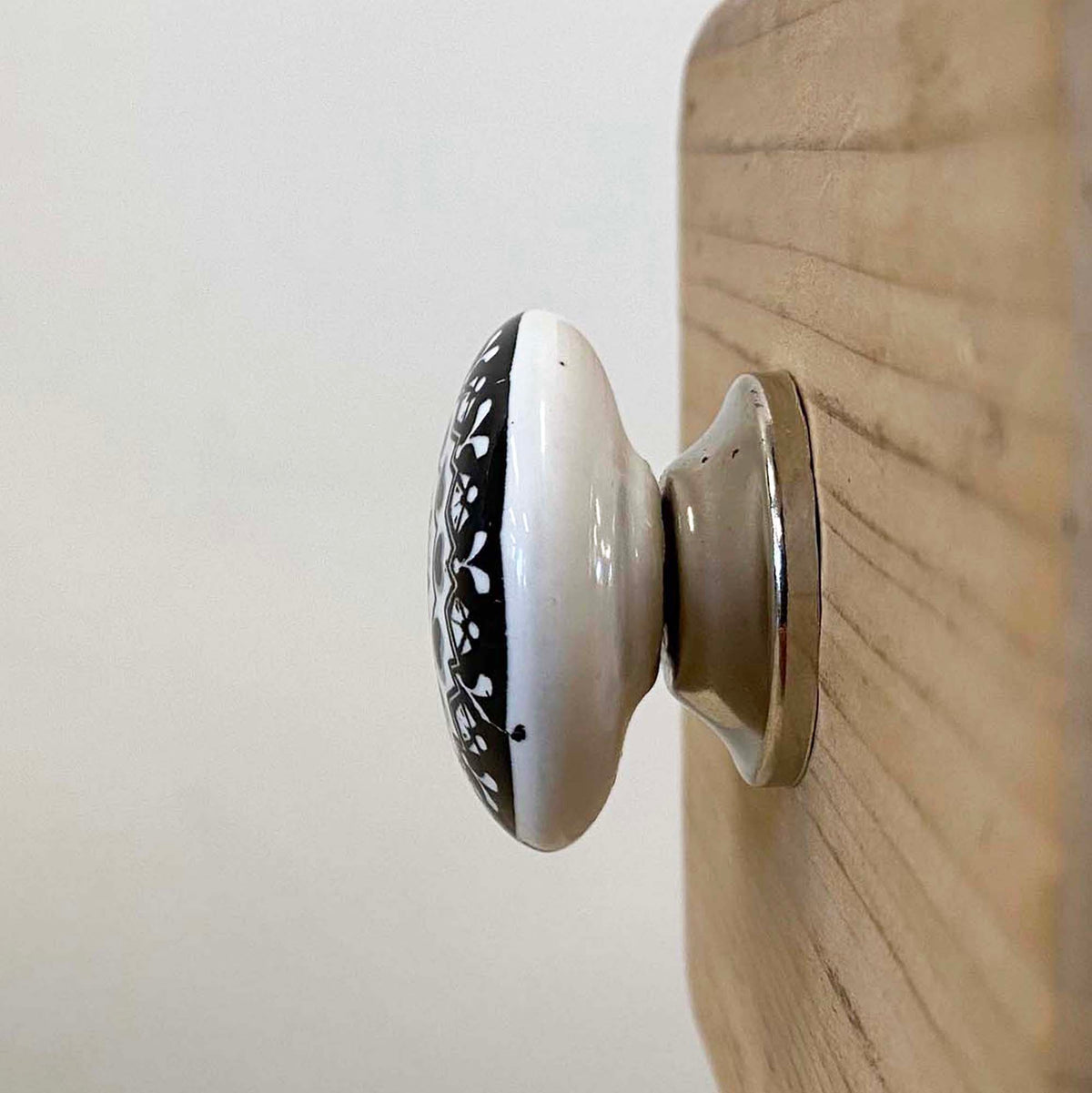 Black & White Ceramic B Knob - 4cm